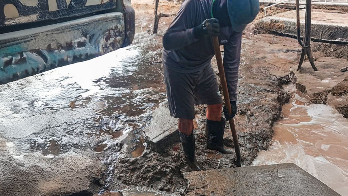 ESSMAR acompaña reparación de fuga de agua en Villas de Alejandría tras emergencia vial