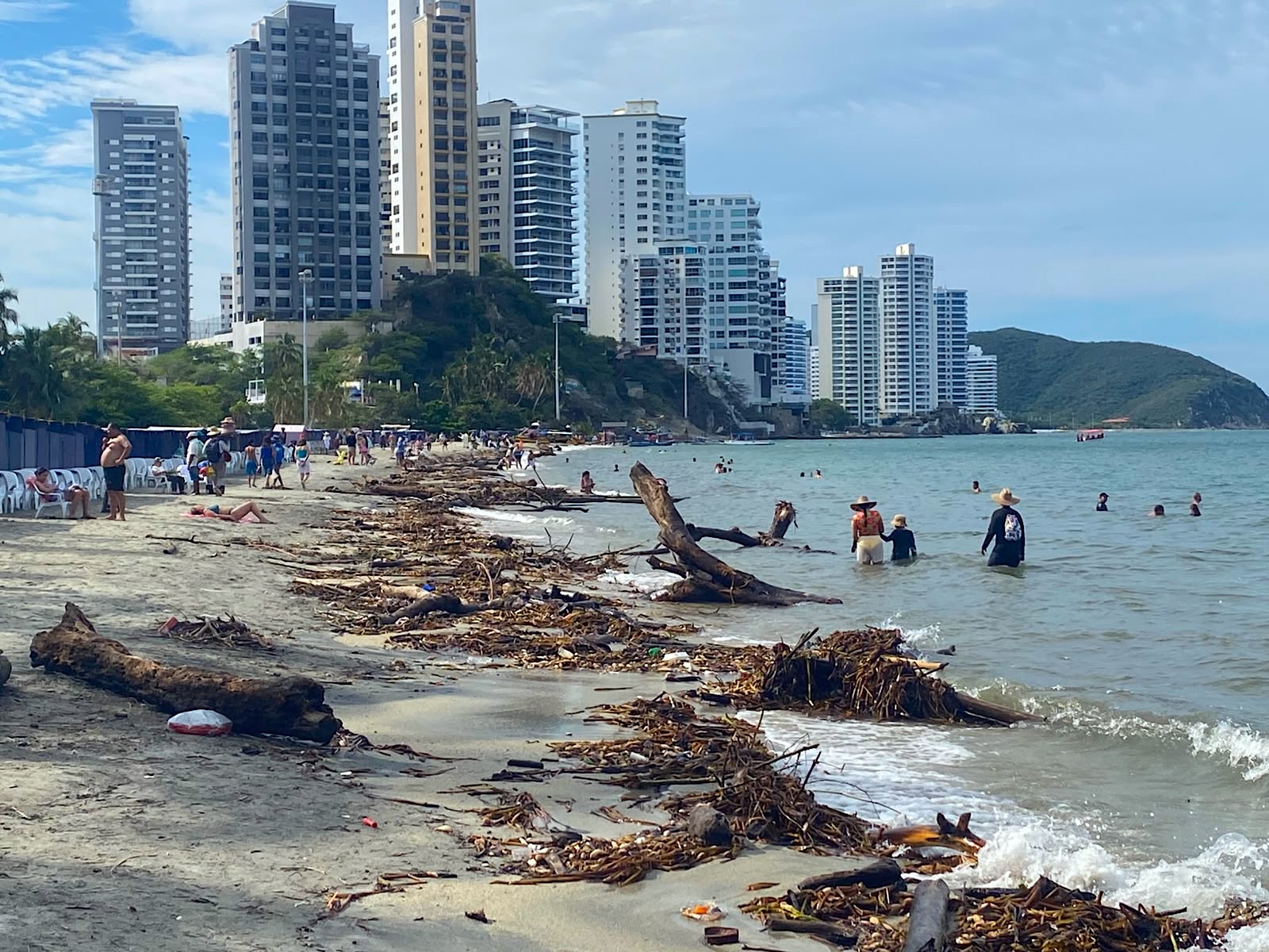 Jornada de limpieza en playas de El Rodadero, permitió recolectar 80 toneladas de residuos tras las lluvias del fin de semana