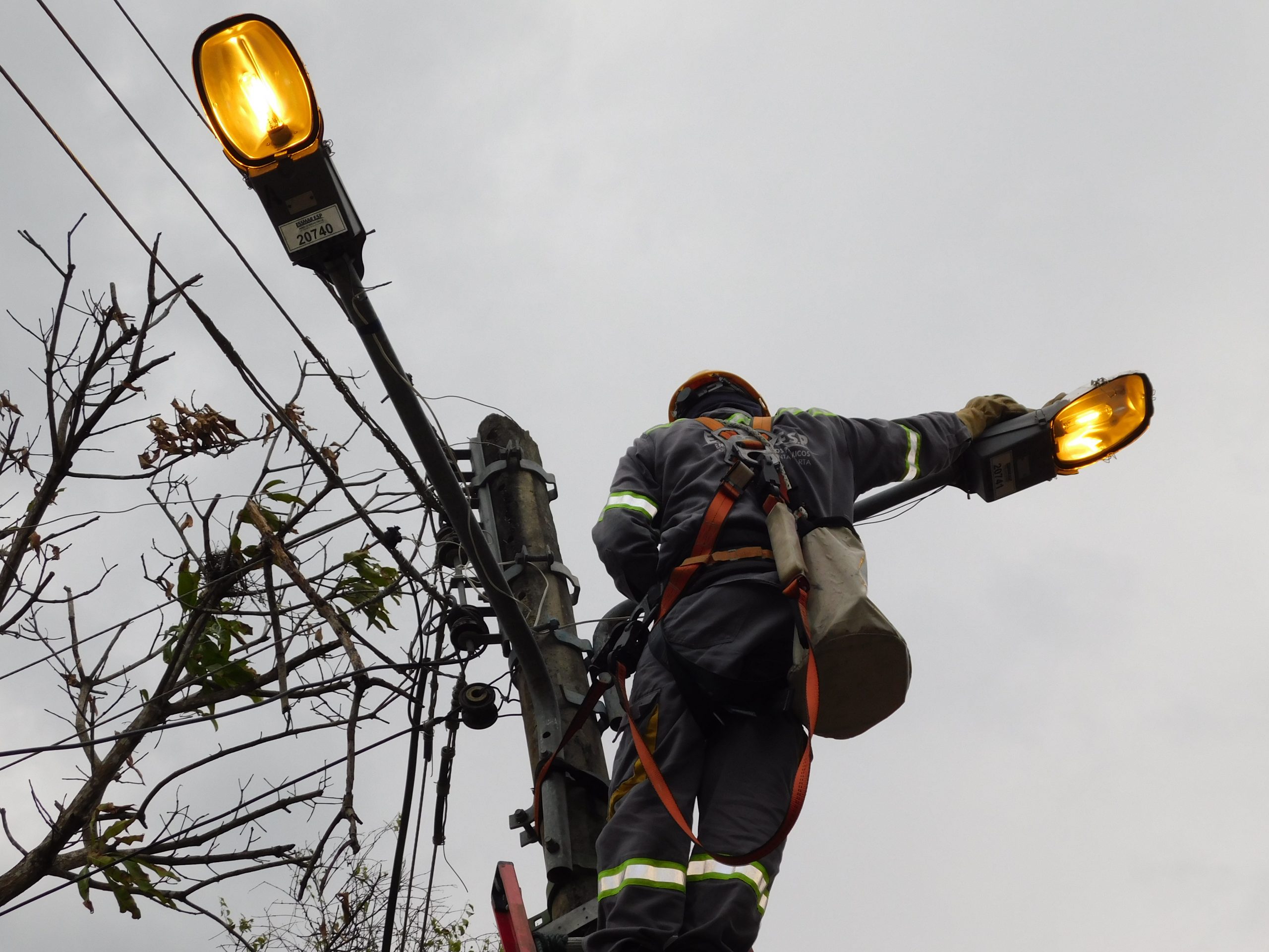 ESSMAR E.S.P. ilumina la zona rural con la instalación de luminarias en la vereda Tierra Linda
