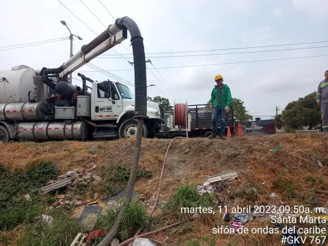 Bloqueos en el acceso de equipos y trabajadores impiden reparación de obstrucción en el sistema de alcantarillado de los sectores Ondas del Caribe y Paraíso Pantano