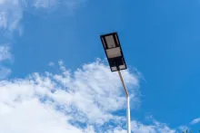 La fase uno del sendero peatonal del Ziruma, resplandece con luminarias solares tipo All in one: ESSMAR
