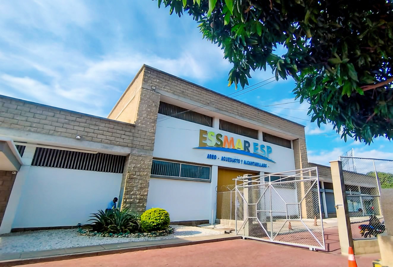 Equipo ESSMAR frente a la sede